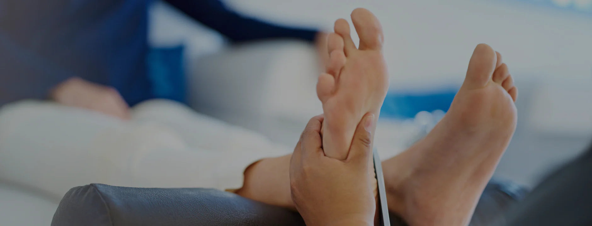 Pies en consulta podológica para valoración de juanetes y hallux valgus